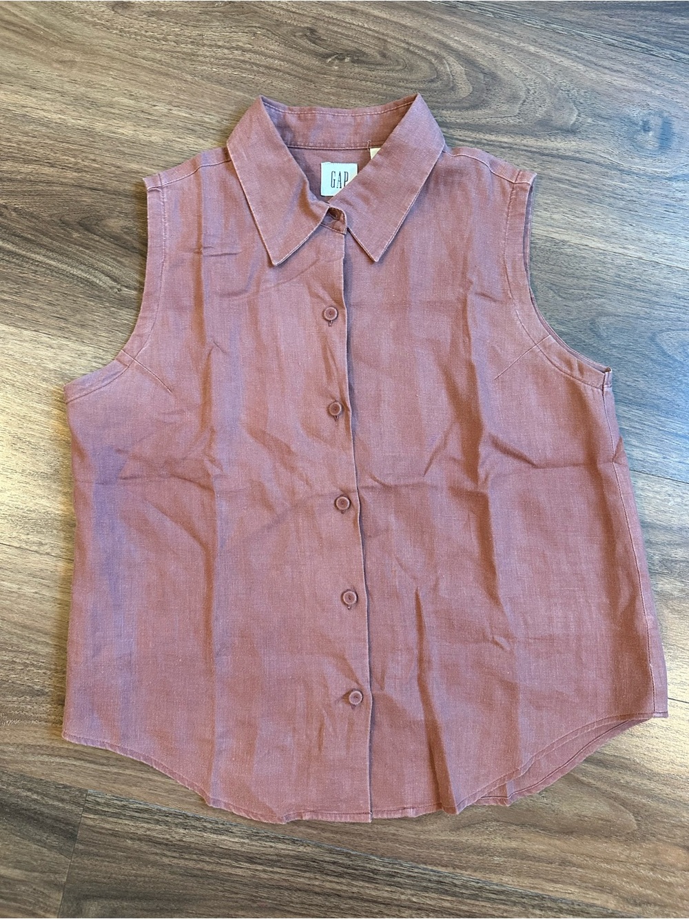 GAP Sleeveless Button-Down Top in Dusty Rose